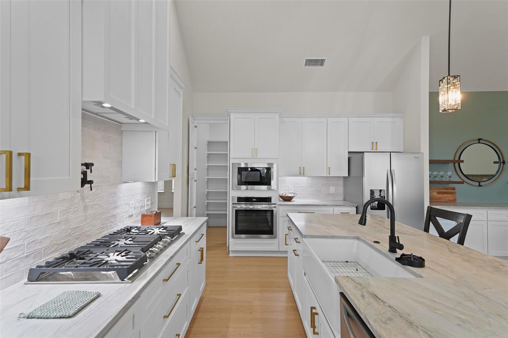 1002 Devonshire Drive Property Photo 12