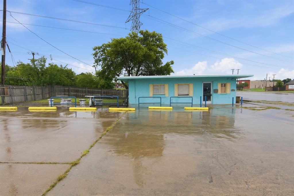 5601 Davis Boulevard Property Photo 1