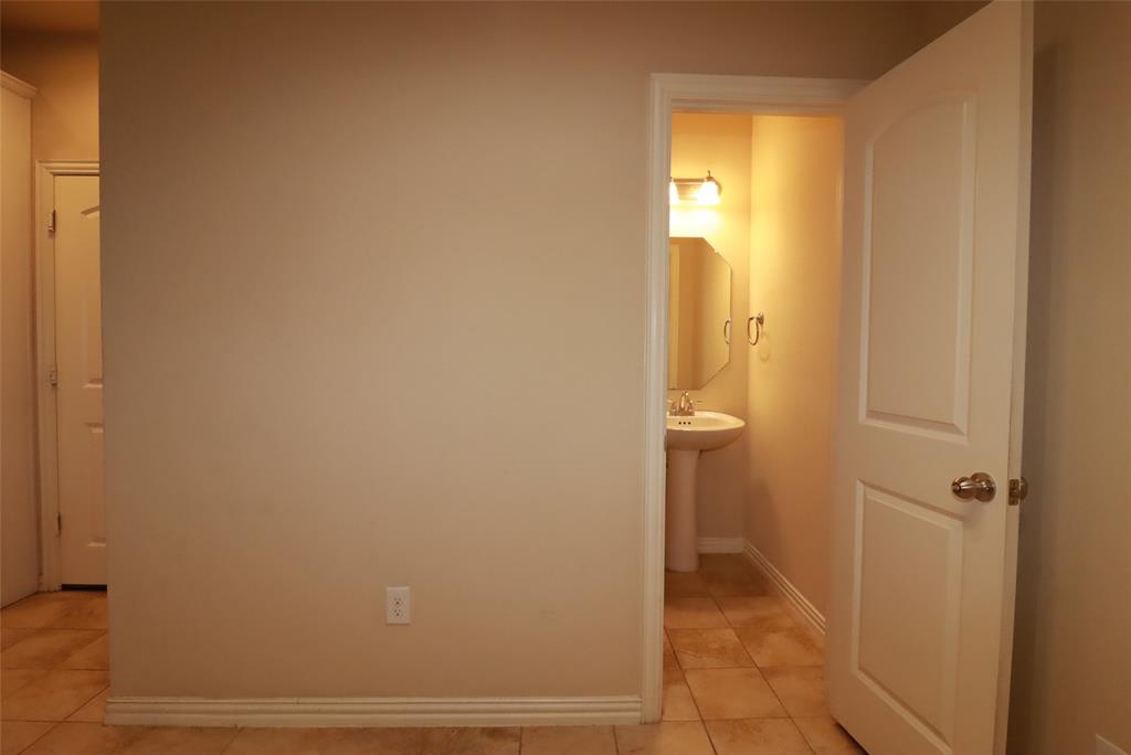 913 Shelby Lane Property Photo 6
