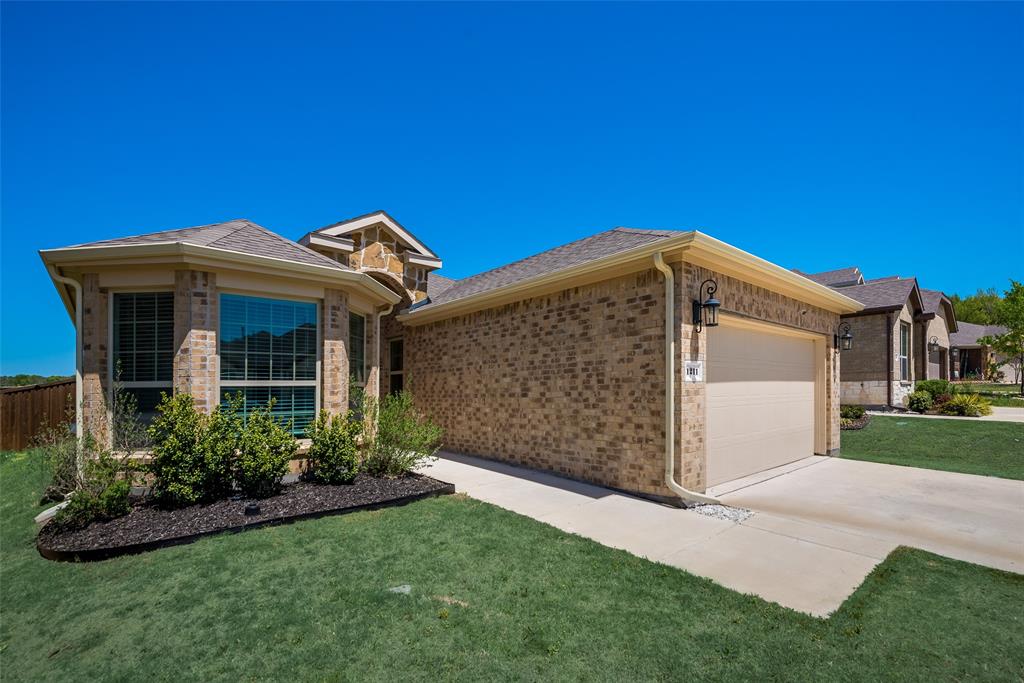 1211 Freestone Drive Property Photo 3