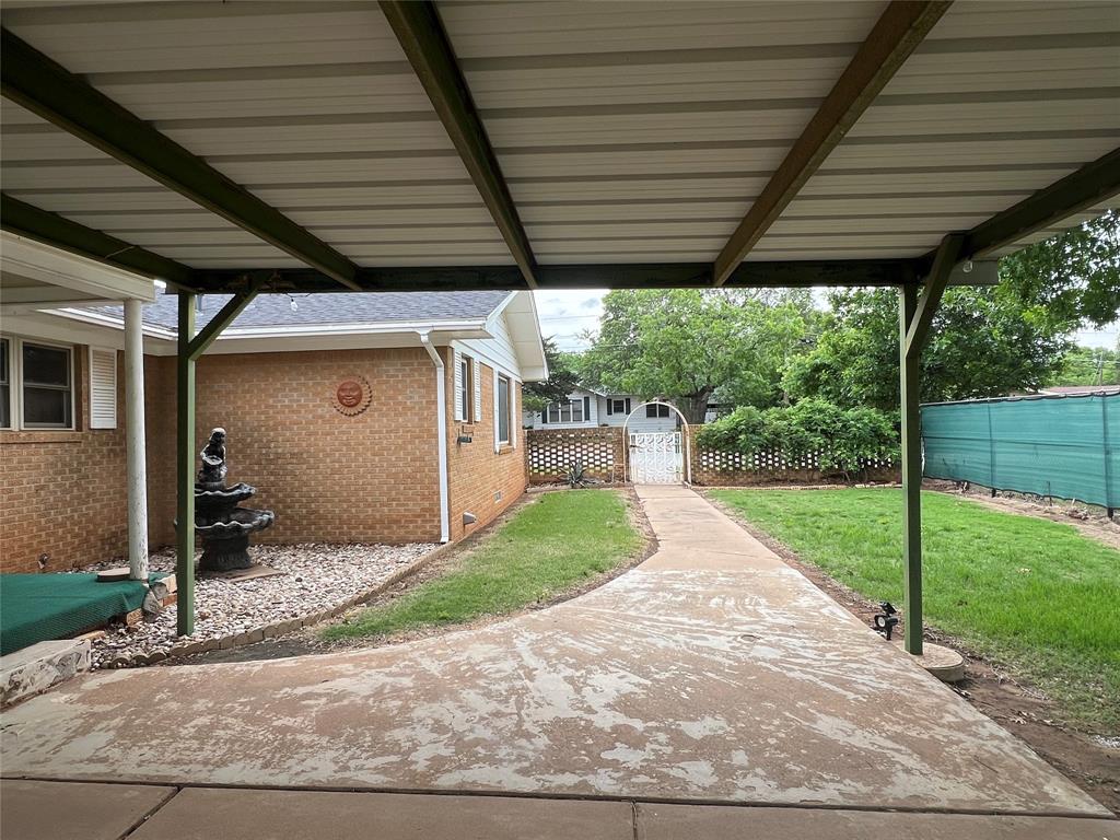 211 S Crockett Property Photo 5