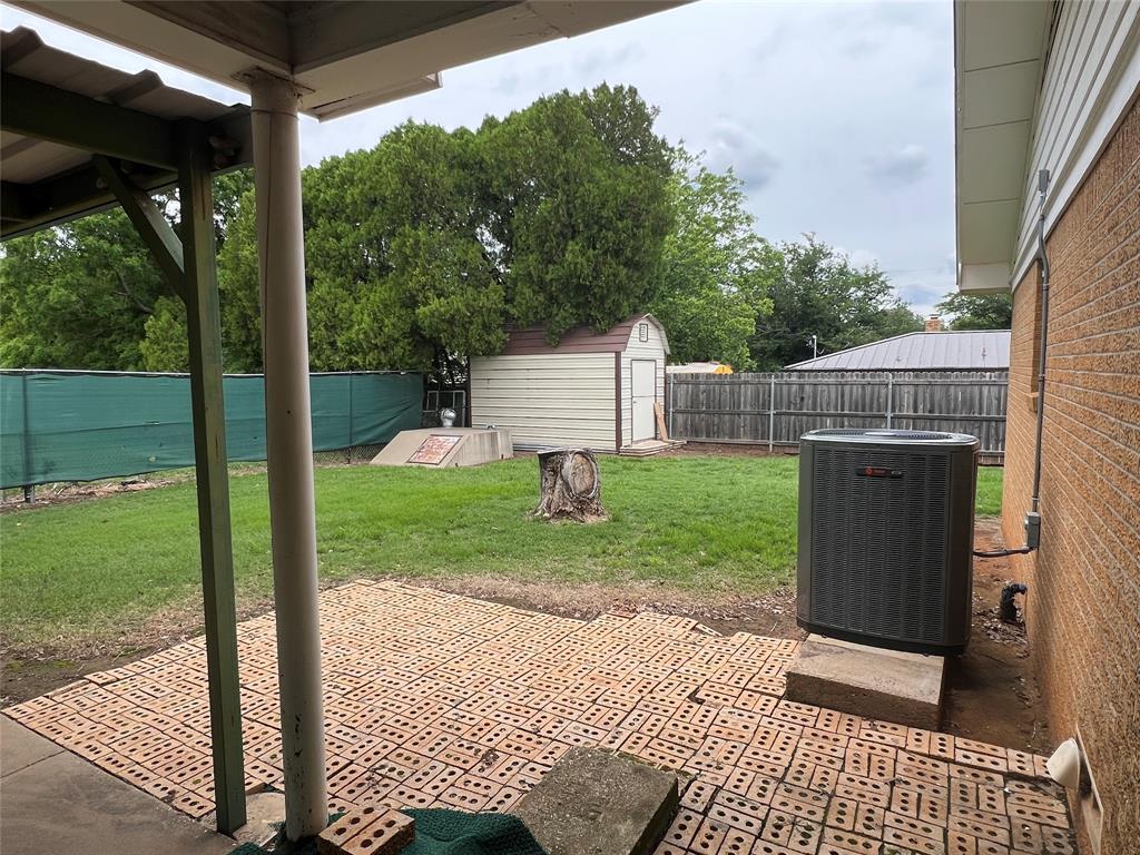 211 S Crockett Property Photo 6