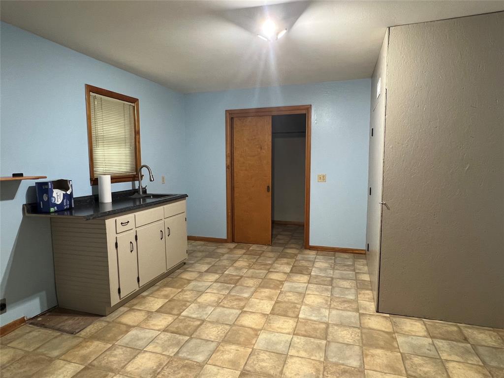 211 S Crockett Property Photo 7