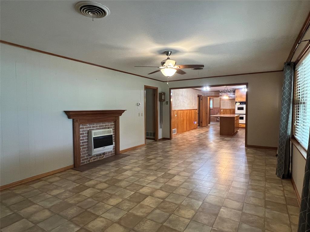 211 S Crockett Property Photo 8