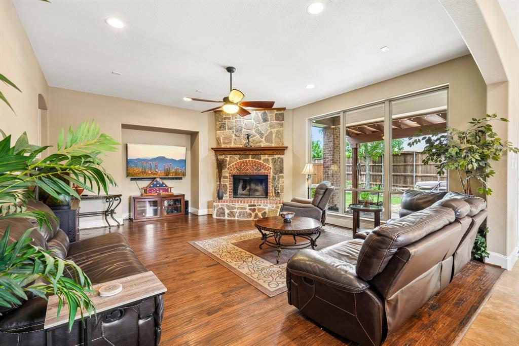812 Moss Cliff Circle Property Photo 1