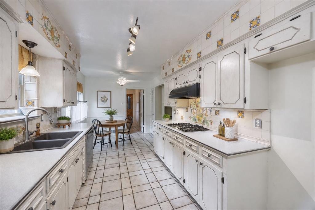 1404 Seminole Drive Property Photo 15