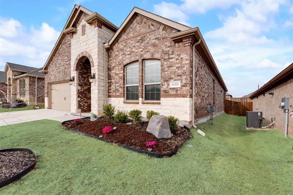 11221 Summer Rain Boulevard Property Photo 3