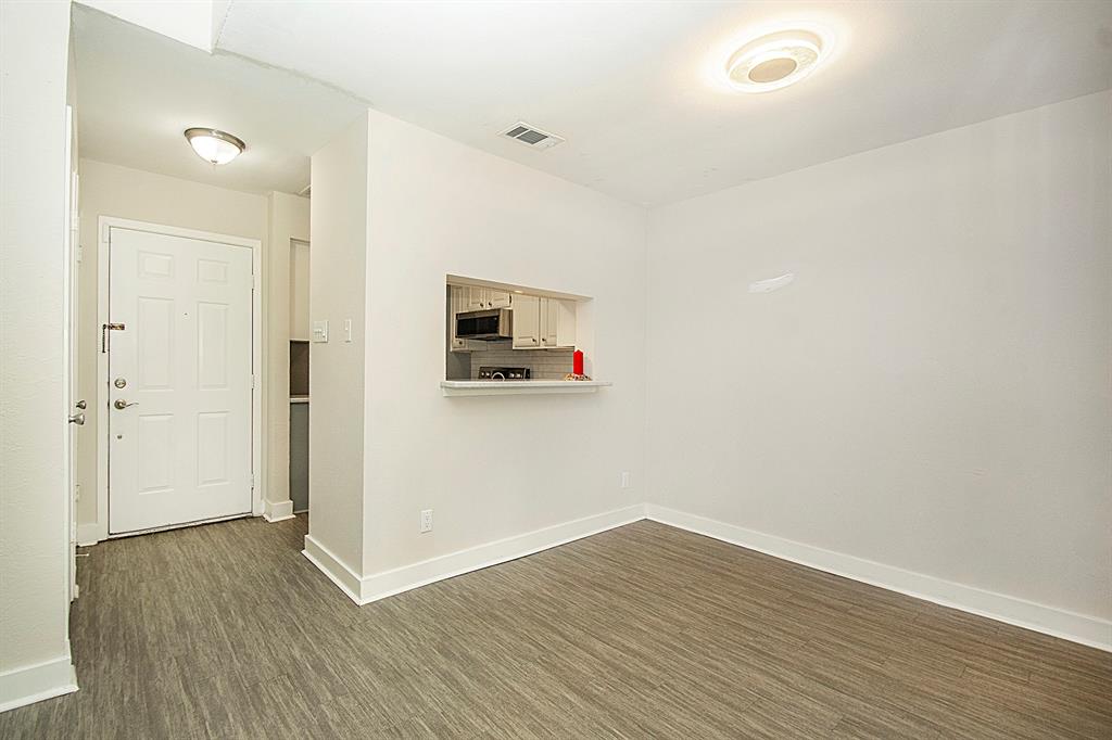 1104 Riverchase Lane 204 Property Photo 10