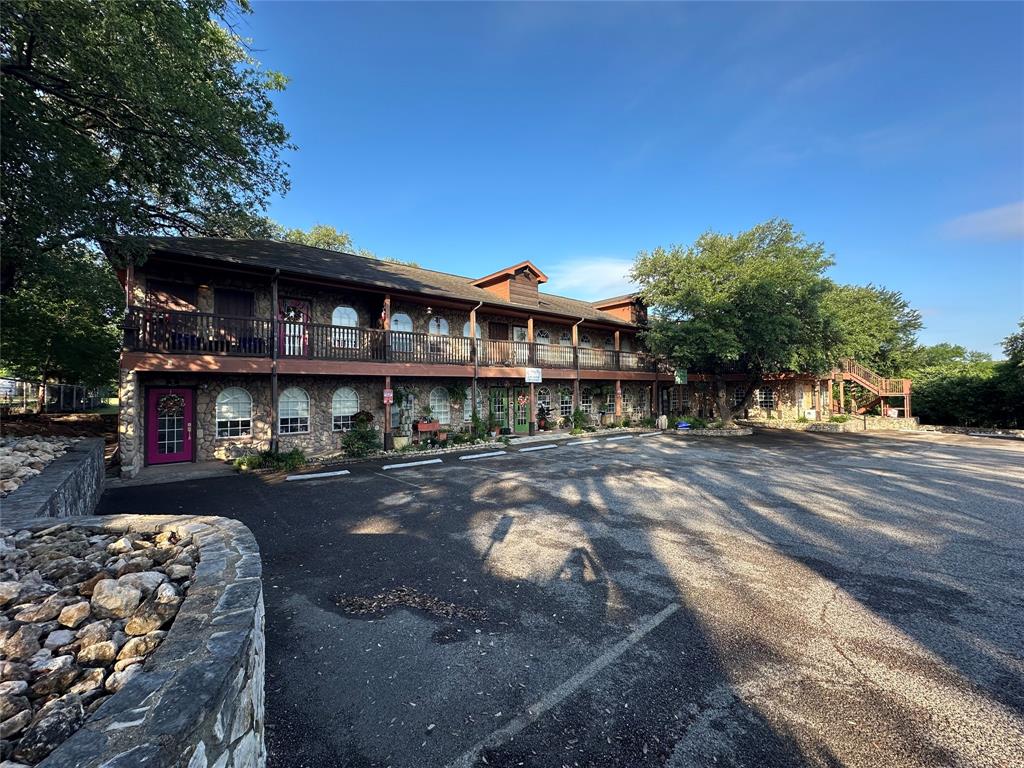 200 E Elm Street Property Photo 1
