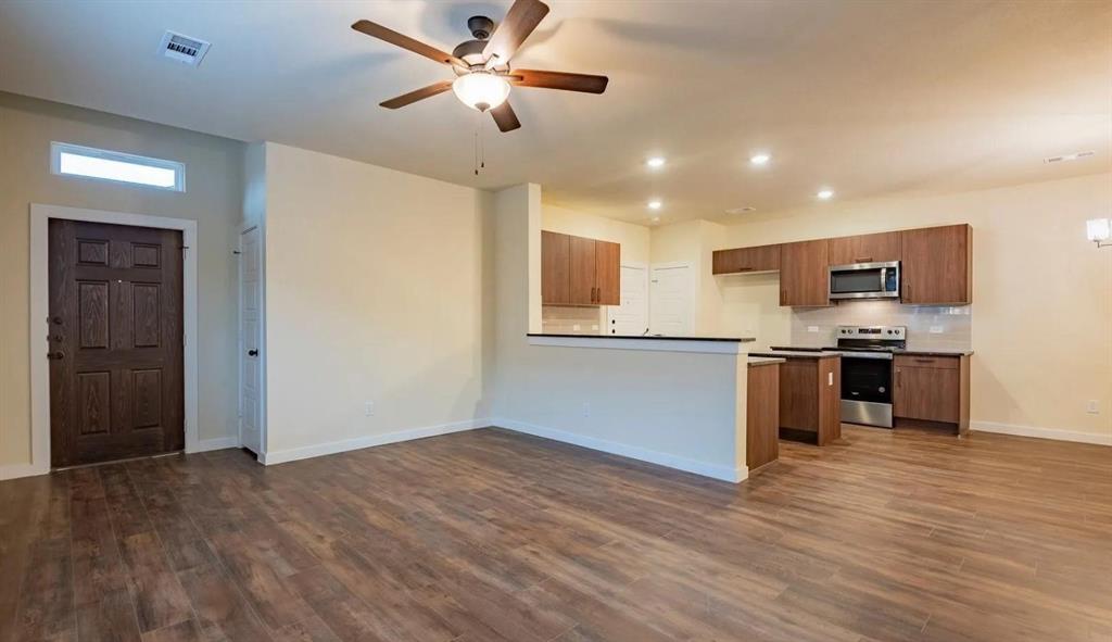 656-660 Wheatfield Drive Property Photo 7
