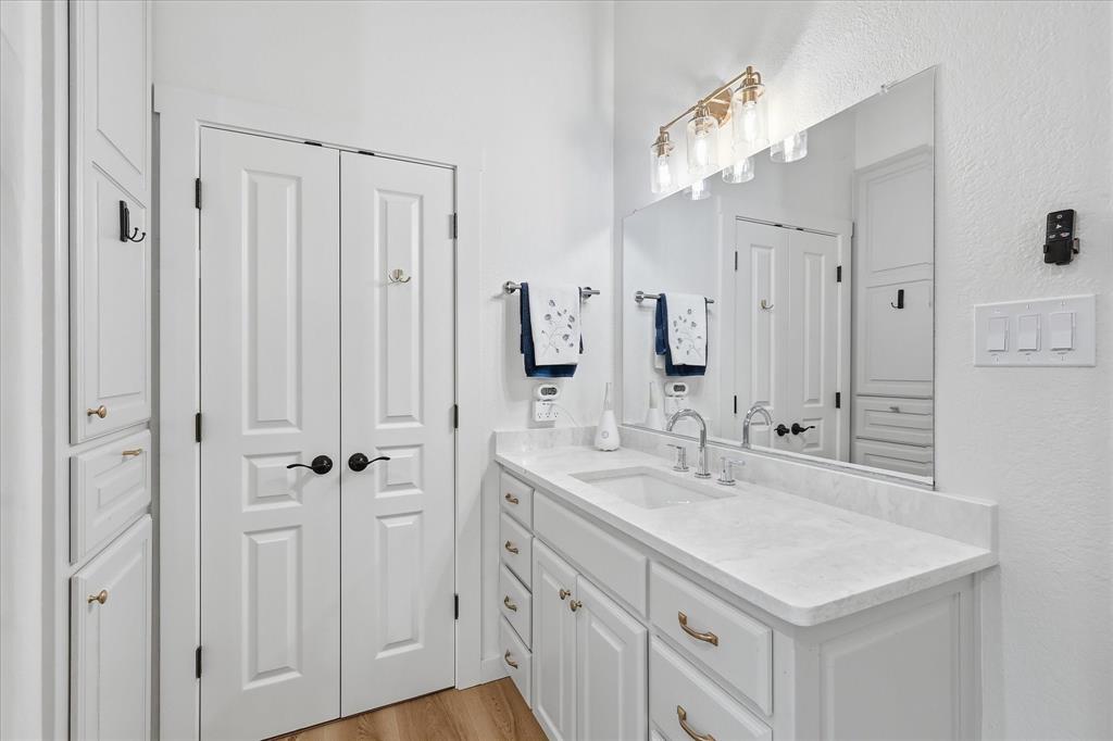 101 W Oak Shores Drive Property Photo 27