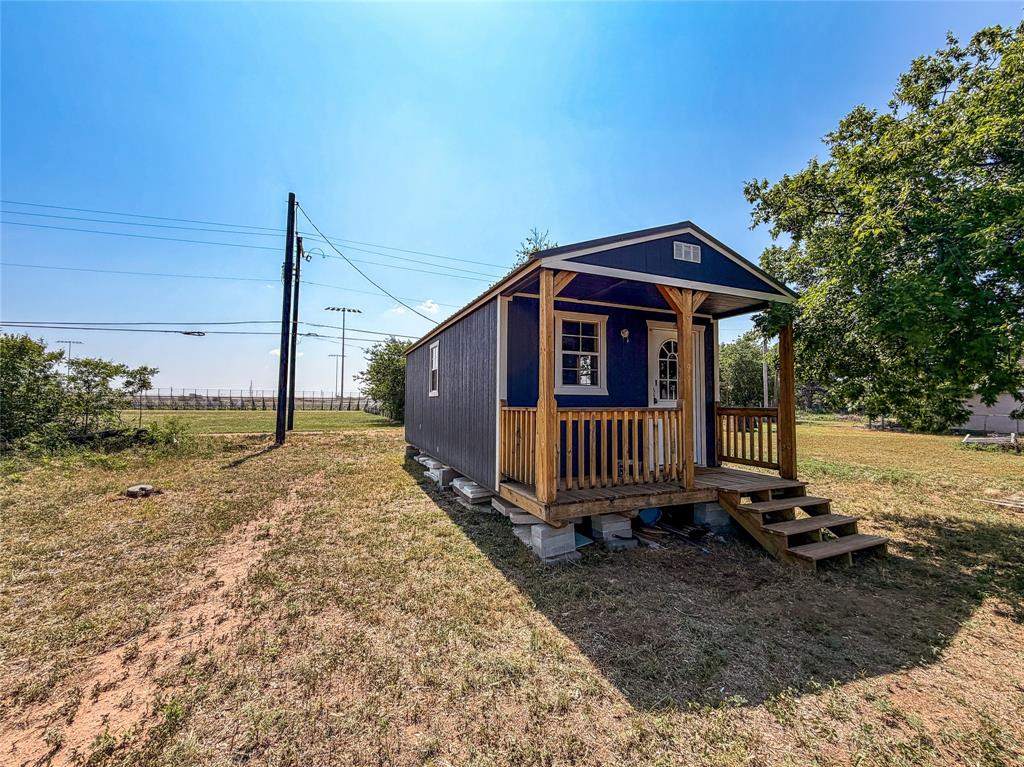 1104 N Avenue D Property Photo 2