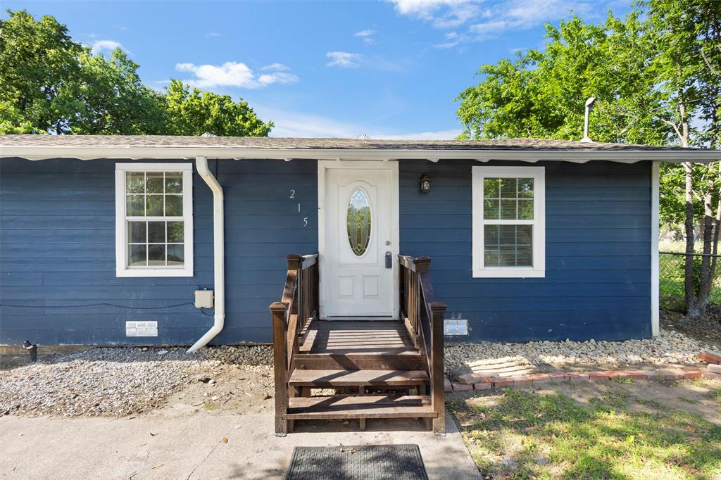 215 E 3rd Street Property Photo 2