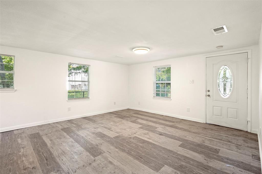 215 E 3rd Street Property Photo 4