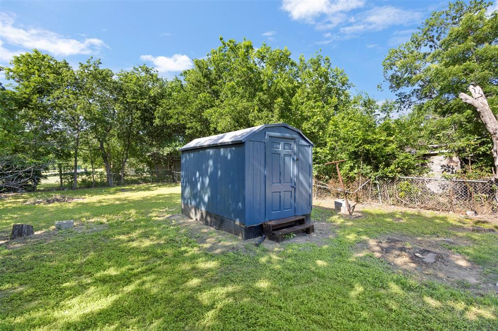 215 E 3rd Street Property Photo 14