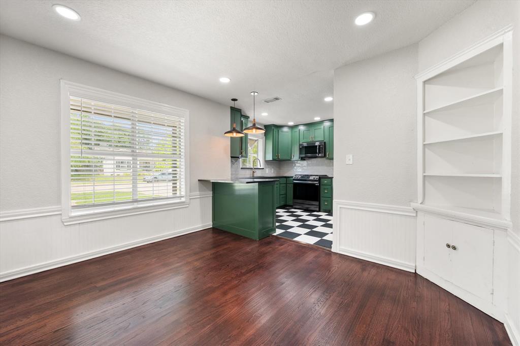 4521 Calmont Avenue Property Photo 8