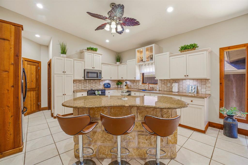624 Williamsburg Court Property Photo 11