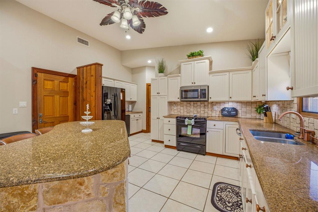 624 Williamsburg Court Property Photo 12