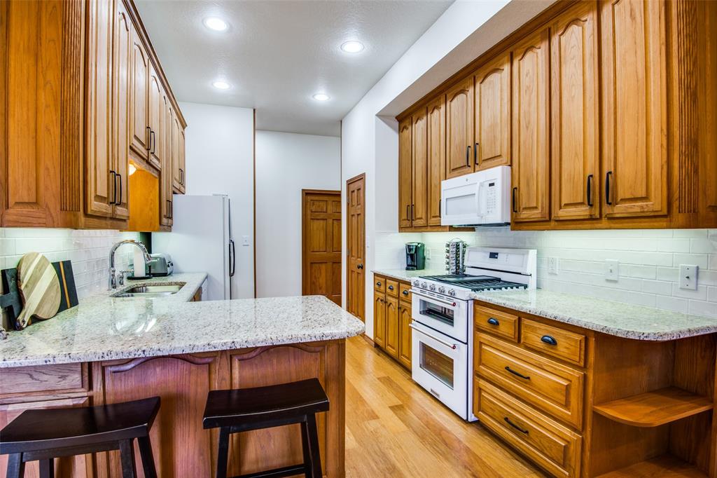4920 Glen Oaks Circle Property Photo 4