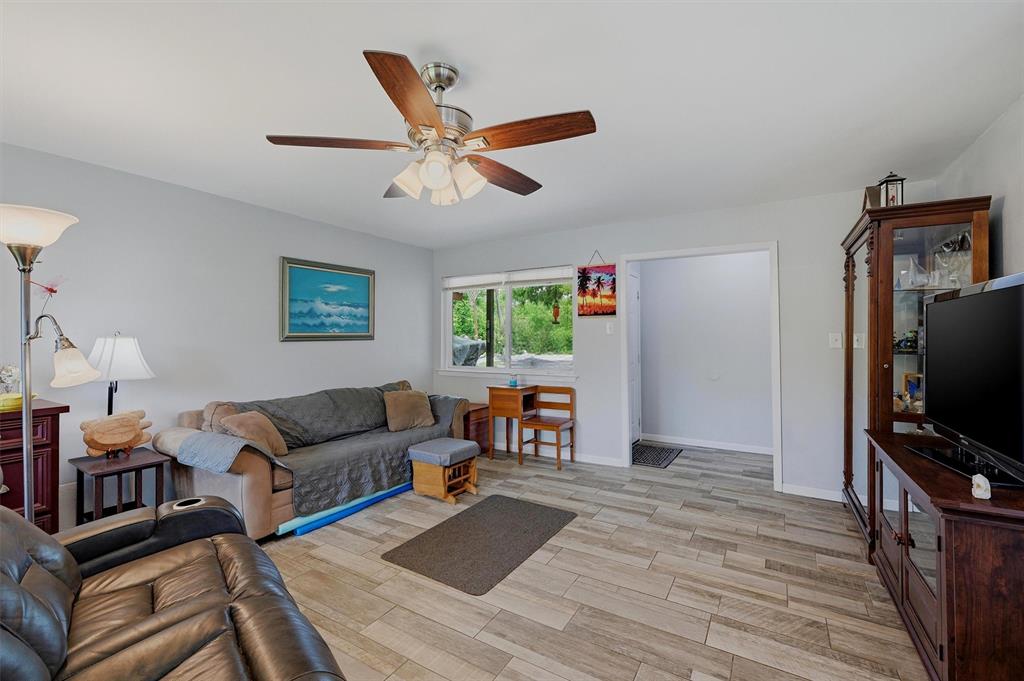 111 E Pecan Street Property Photo 6