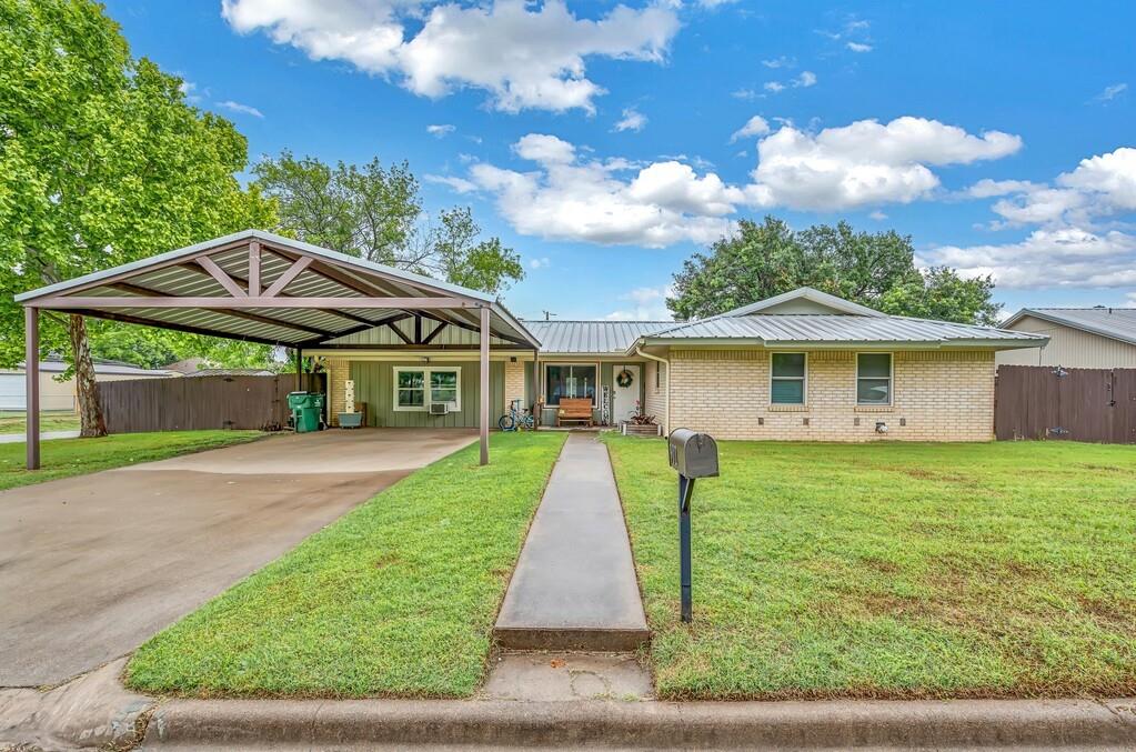 902 S Avenue L Property Photo 1