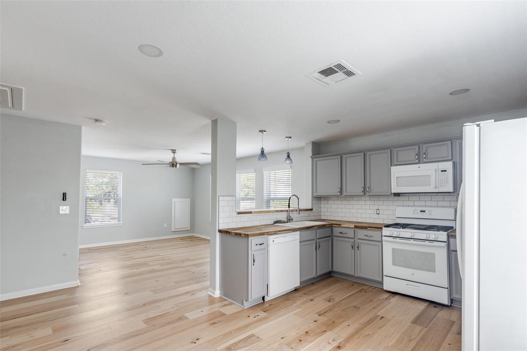 5106 Avenue O Property Photo 3