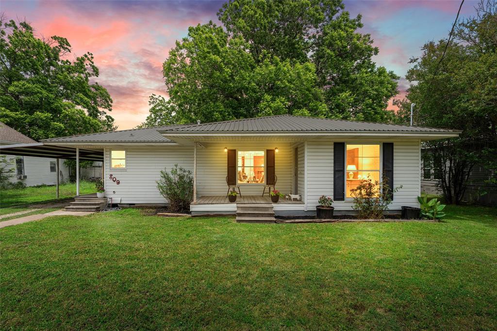 809 E Limestone Avenue Property Photo 1