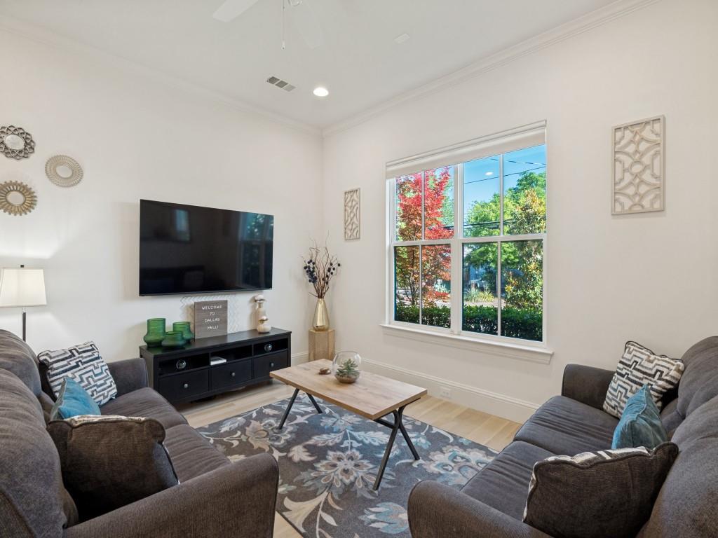 732 W 7th Street Property Photo 4