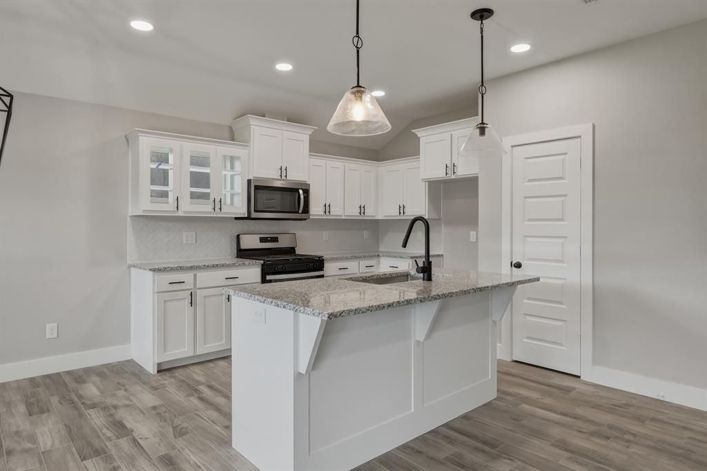 16221 Crossing Circle Property Photo 9