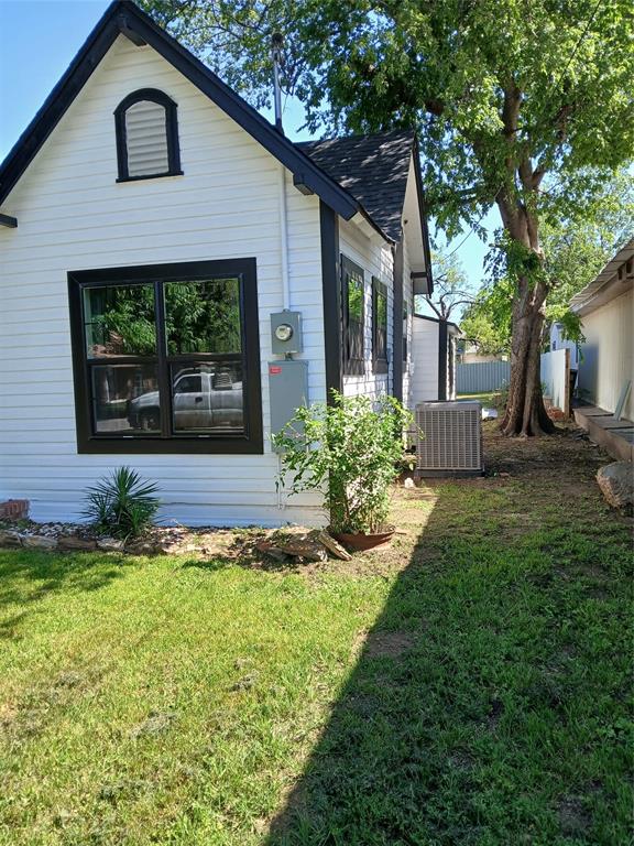 208 E 9th Street Property Photo 4