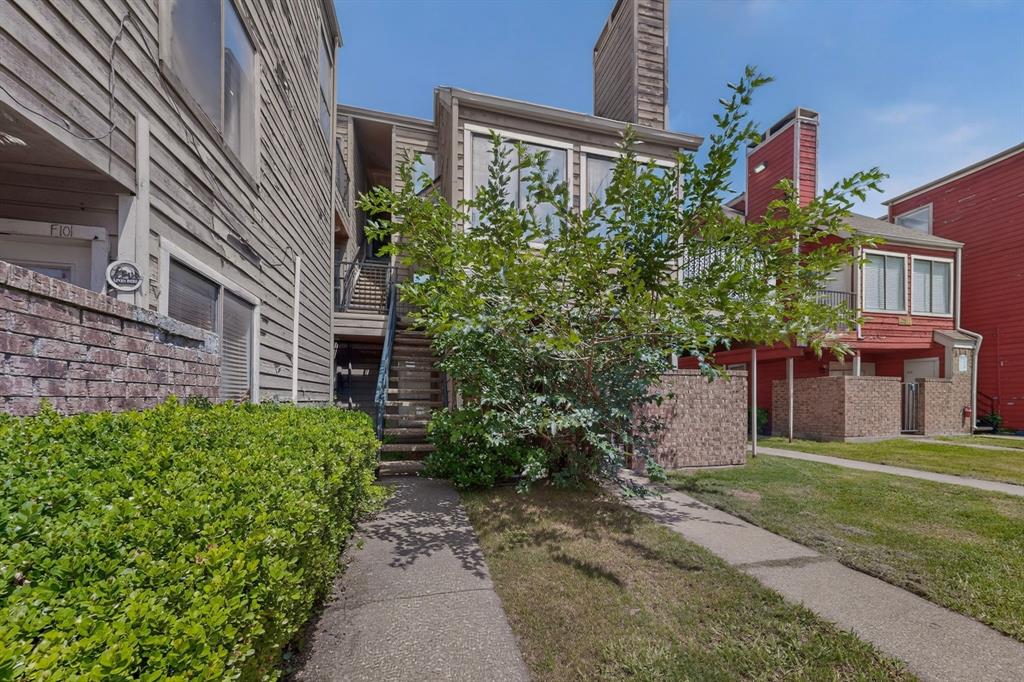 9811 Walnut Street 203 Property Photo 2