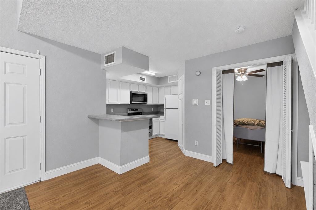 9811 Walnut Street 203 Property Photo 10