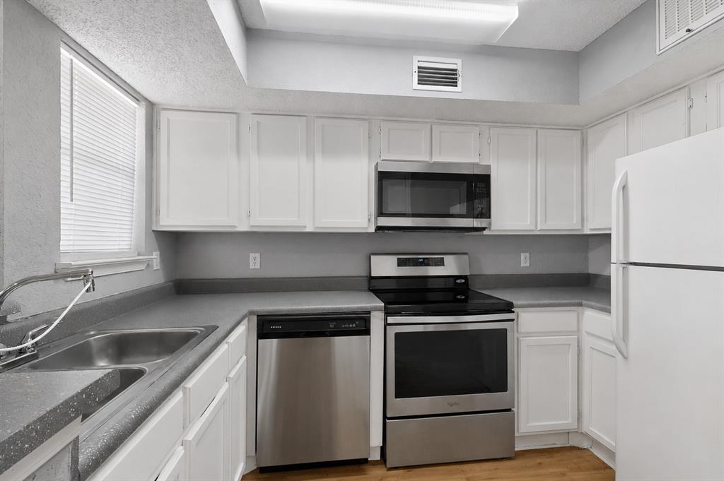 9811 Walnut Street 203 Property Photo 12