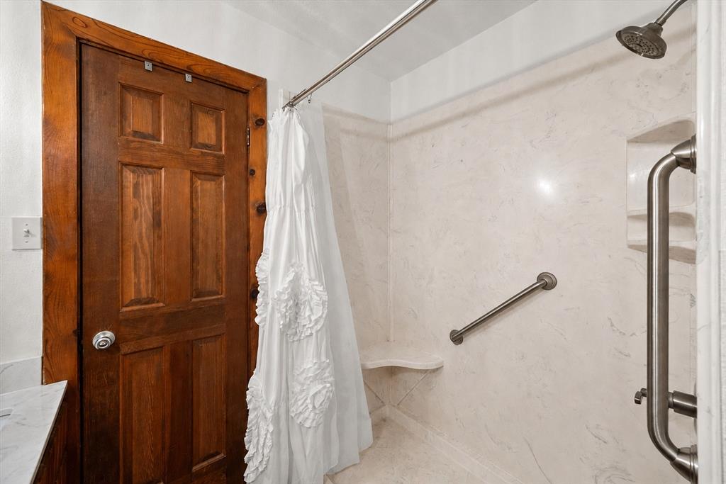 377 Southern Oaks Drive Property Photo 18