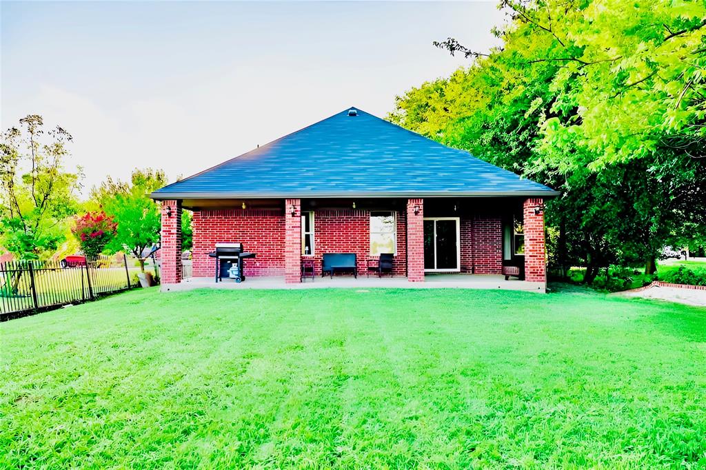 511 Lakeside Drive Property Photo 3