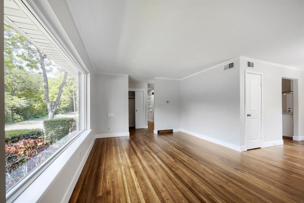 11016 Lippitt Avenue Property Photo 7