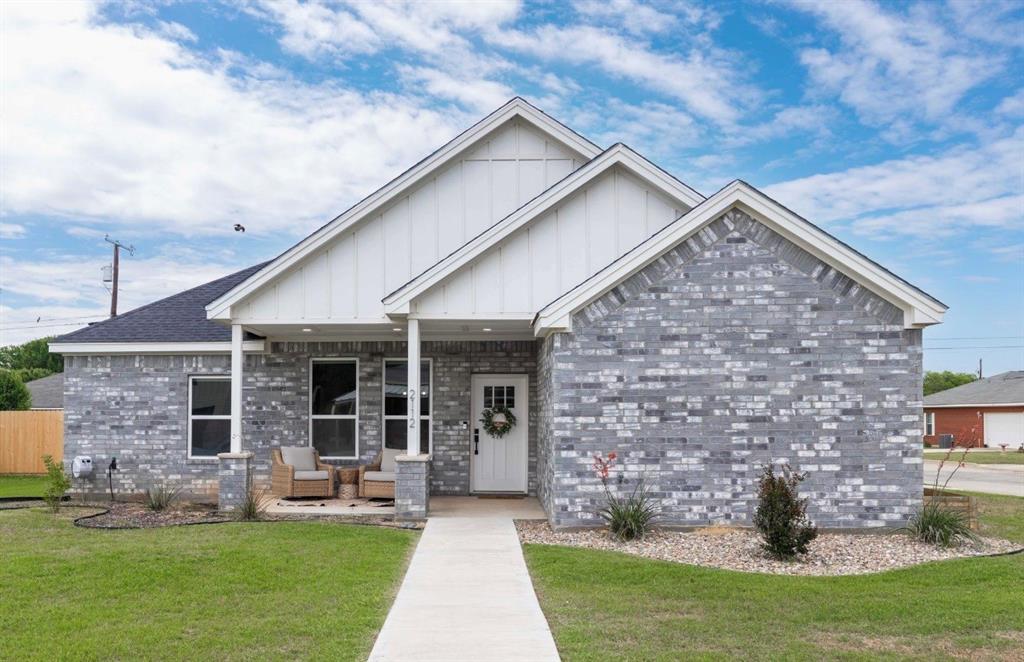 2112 Brooke Lane Property Photo 1