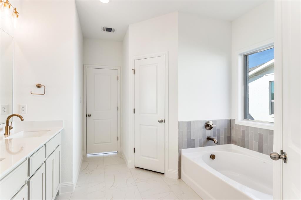 2716 Glasgow Way Property Photo 10