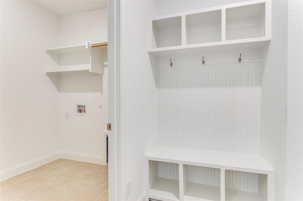 2716 Glasgow Way Property Photo 12