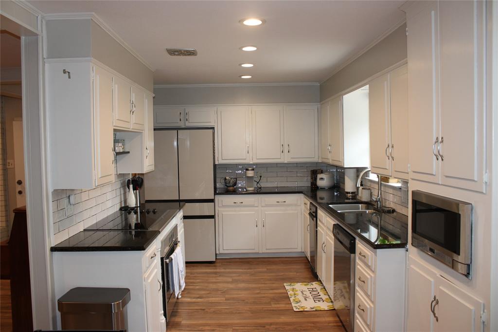 4900 Lake Hurst Drive Property Photo 7