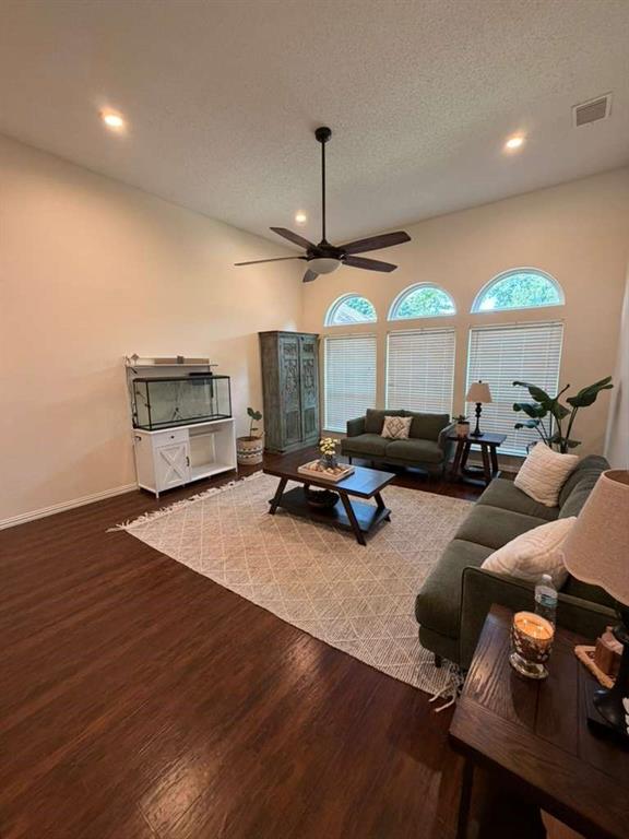 906 Busby Property Photo 5
