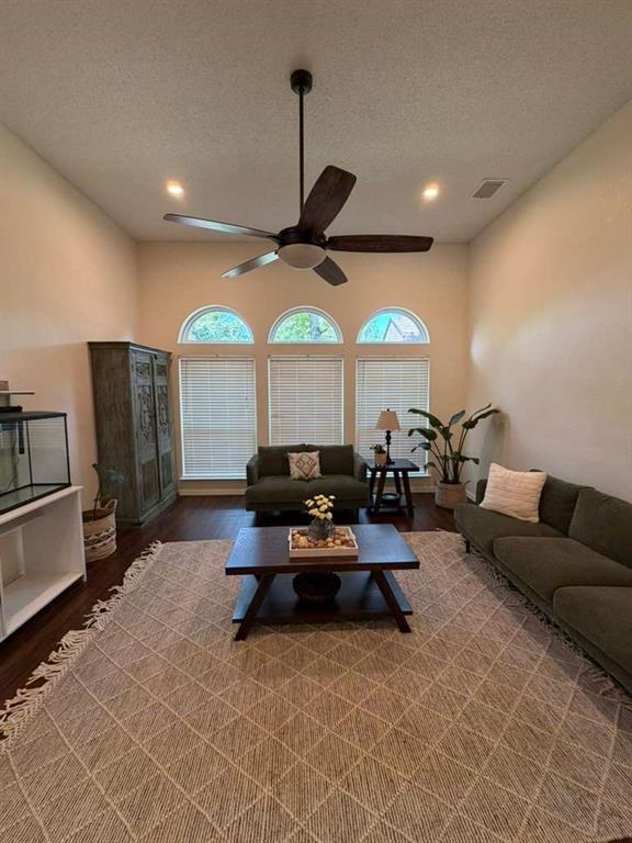 906 Busby Property Photo 6