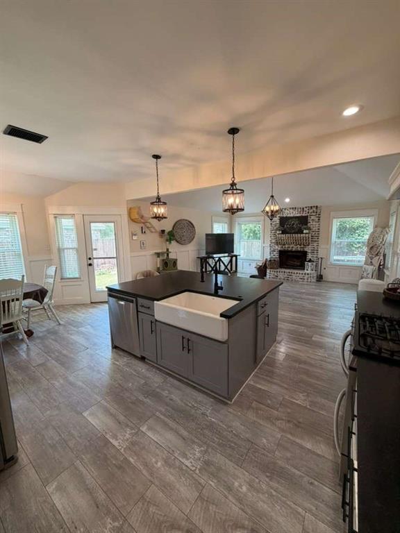 906 Busby Property Photo 7