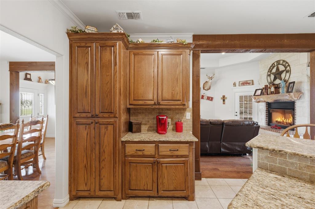8737 E Fm 1567 Property Photo 9