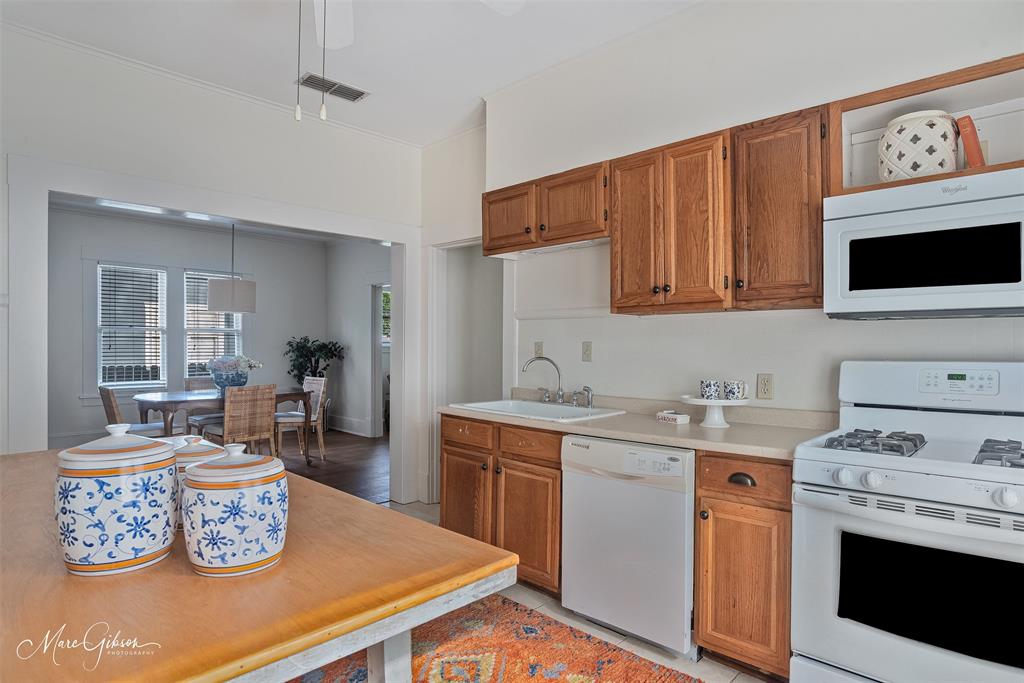 935 Elmwood Street Property Photo 8