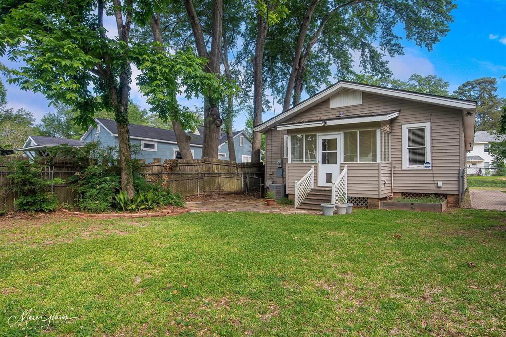 935 Elmwood Street Property Photo 18