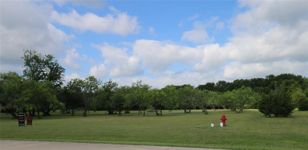 1090 Eagle Pass Property Photo 3