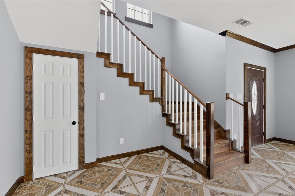 800 Oak Creek Drive Property Photo 4