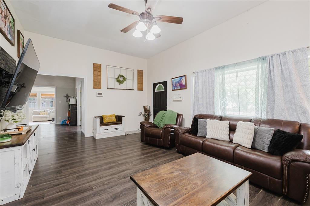 201 E Plummer Street Property Photo 5