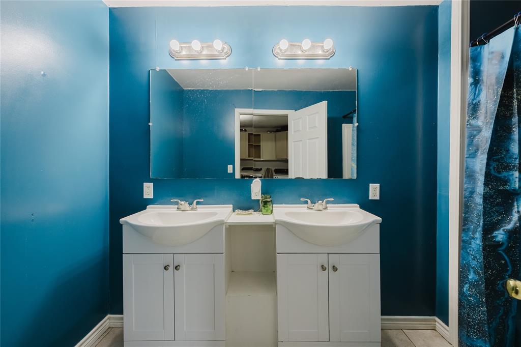 201 E Plummer Street Property Photo 14